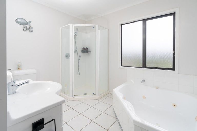 Photo of property in 150 Woodman Drive, Tawa, Wellington, 5028