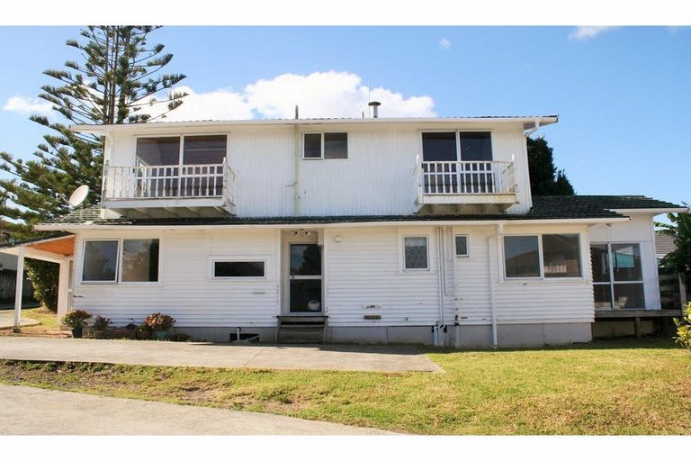 Photo of property in 33c Farquhar Road, Glendene, Auckland, 0602