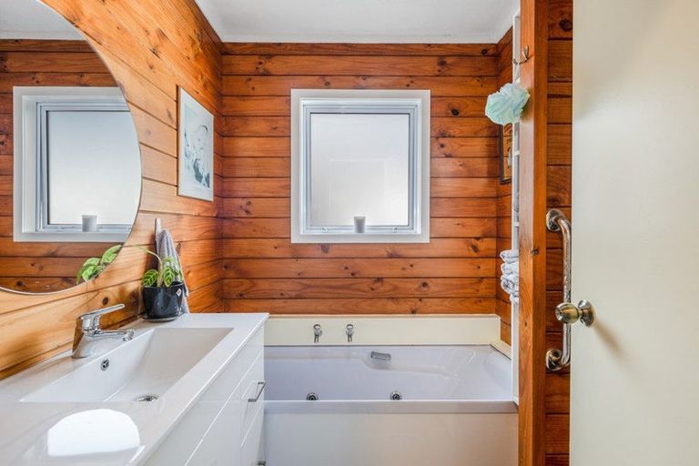 Photo of property in 35 Guadeloupe Crescent, Grenada Village, Wellington, 6037