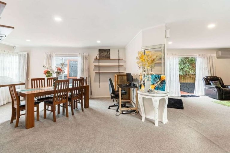 Photo of property in 2/296 Wairau Road, Glenfield, Auckland, 0629