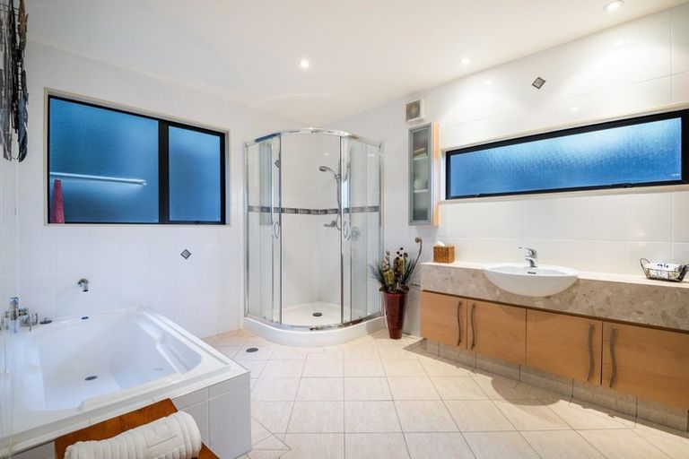 Photo of property in 1 Kahikatea Close, Campbells Bay, Auckland, 0630