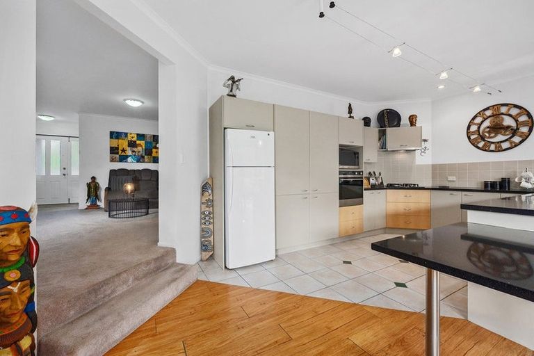 Photo of property in 5 Springwater Vale, Unsworth Heights, Auckland, 0632