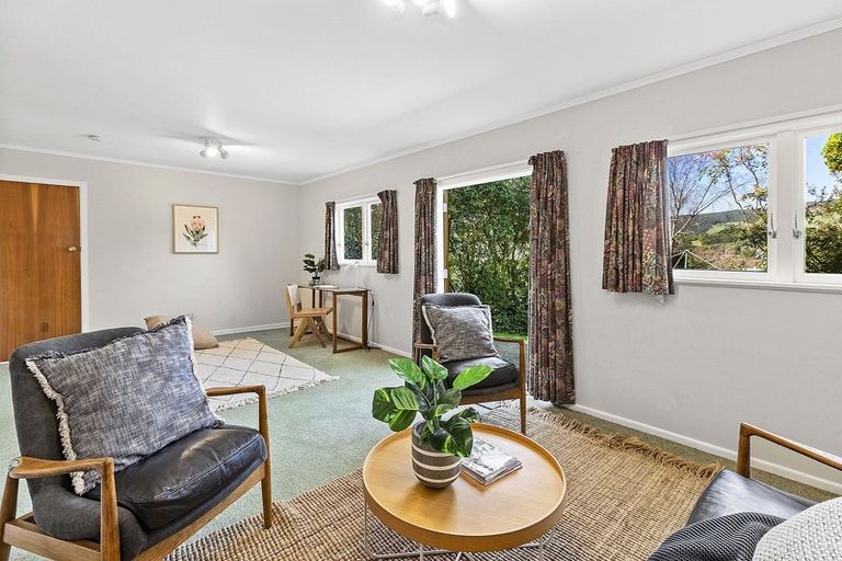 Photo of property in 17 Saint Edmund Crescent, Tawa, Wellington, 5028