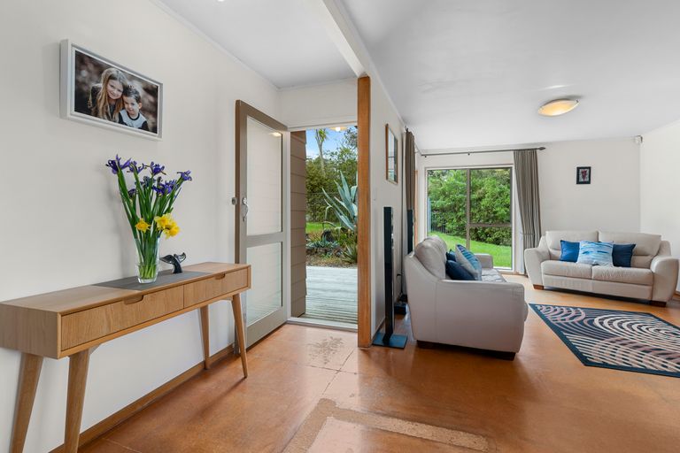 Photo of property in 24 Deverell Place, Northcross, Auckland, 0632