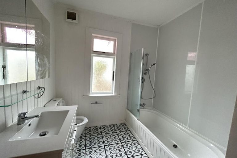 Photo of property in 122 Waiwhetu Road, Waterloo, Lower Hutt, 5011