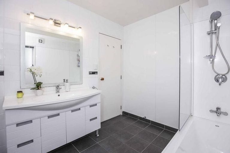 Photo of property in 79 Colwill Road, Massey, Auckland, 0614