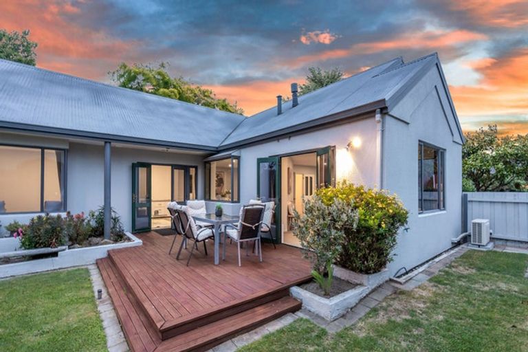 Photo of property in 21 Thornwood Place, Redwood, Christchurch, 8051