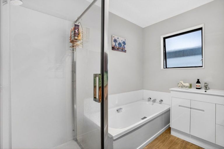 Photo of property in 8 Wirihana Road, Titirangi, Auckland, 0604