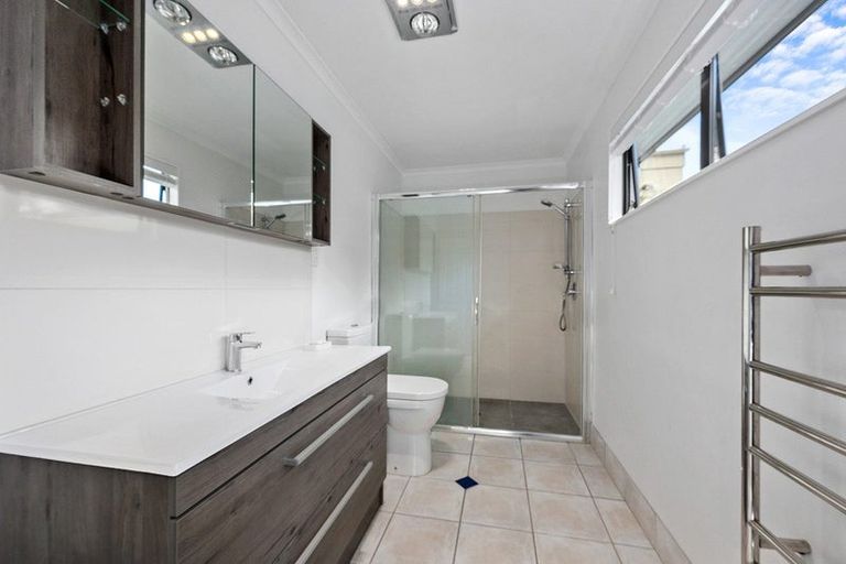 Photo of property in 5 Springwater Vale, Unsworth Heights, Auckland, 0632