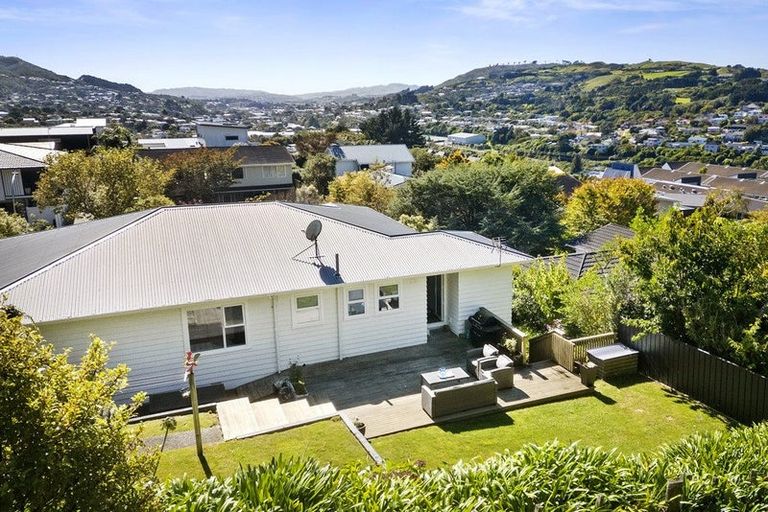 Photo of property in 37 Sunrise Boulevard, Tawa, Wellington, 5028