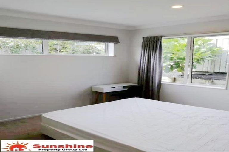 Photo of property in 17 Northcross Drive, Oteha, Auckland, 0632