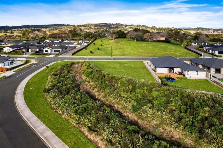 Photo of property in 70 Twin Parks Rise, Papakura, 2110