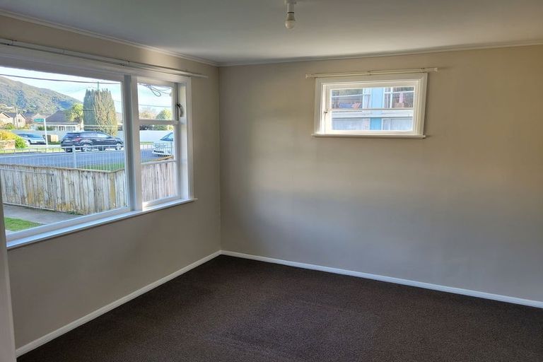 Photo of property in 33 Naenae Road, Naenae, Lower Hutt, 5011