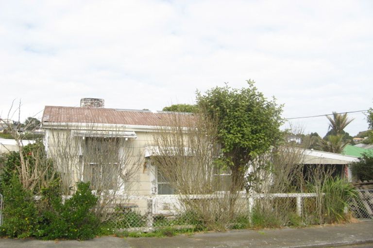 Photo of property in 3 Moturoa Street, Moturoa, New Plymouth, 4310