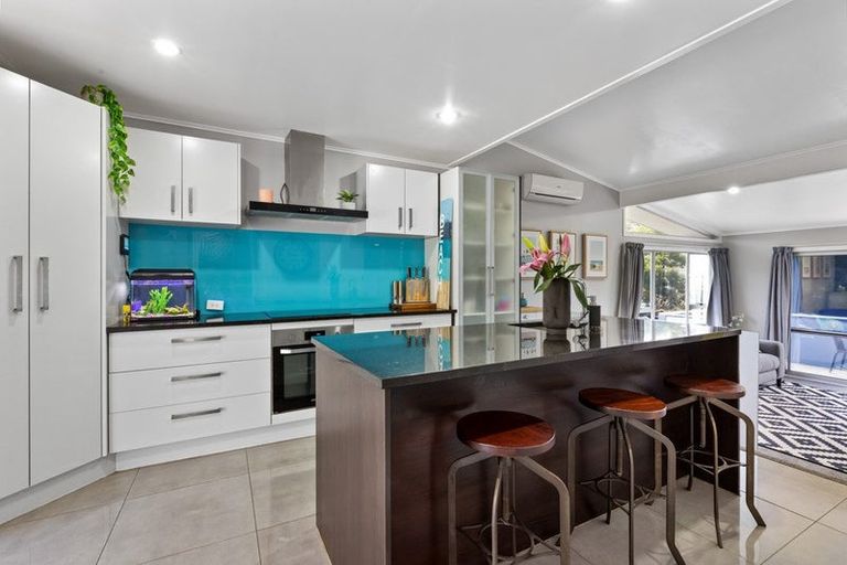 Photo of property in 7 William Hadlow Place, Hatfields Beach, Orewa, 0931