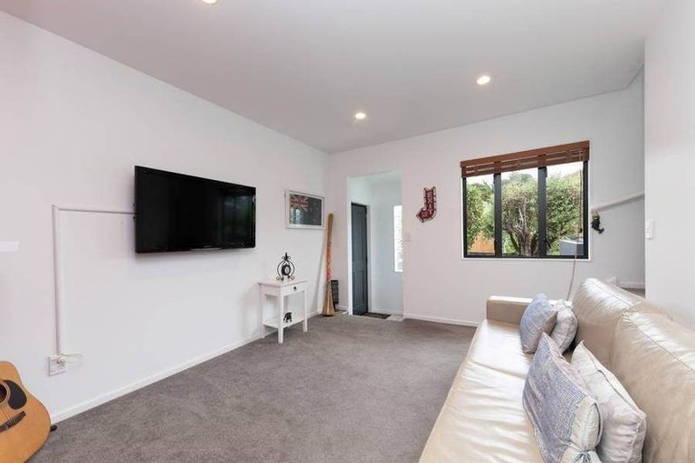 Photo of property in 27 De Val Drive, Titirangi, Auckland, 0604