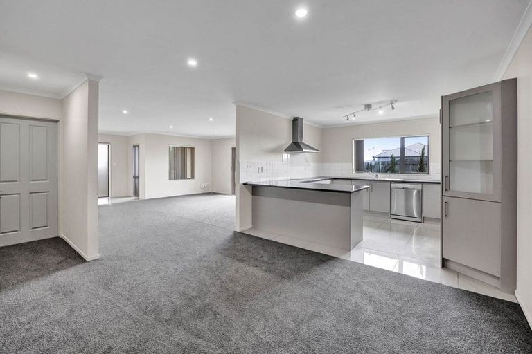 Photo of property in 8 County Drive, Hawera, 4610