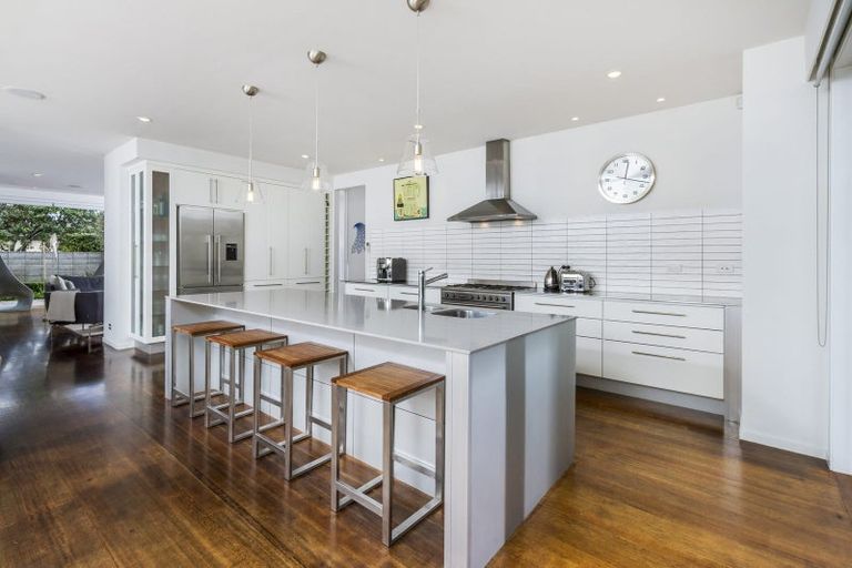 Photo of property in 28 Muritai Road, Milford, Auckland, 0620