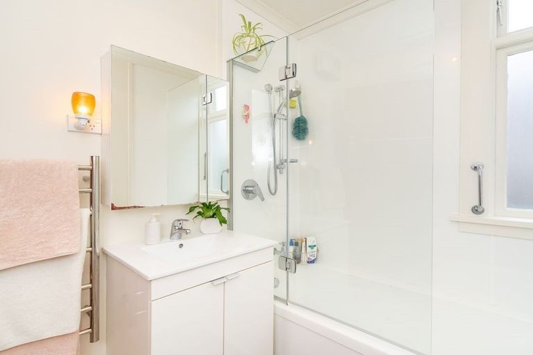 Photo of property in 360 Bay View Road, Saint Clair, Dunedin, 9012