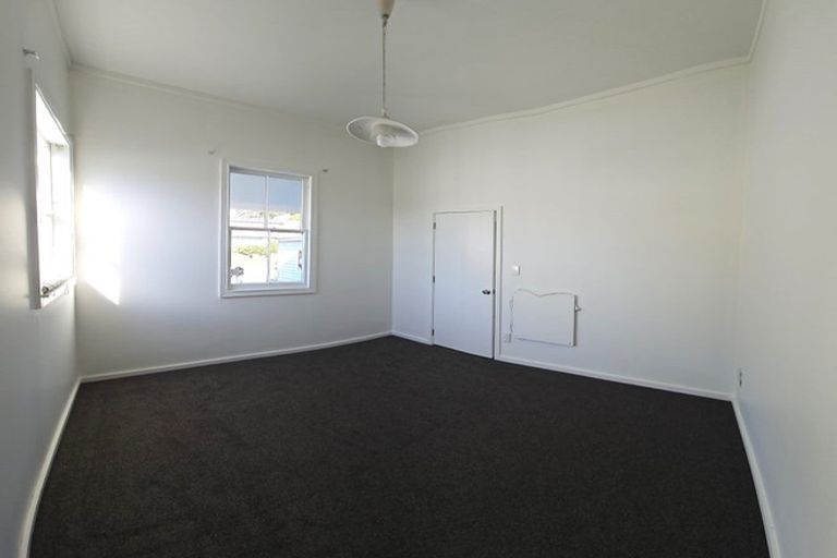 Photo of property in 16 Edinburgh Terrace, Berhampore, Wellington, 6023