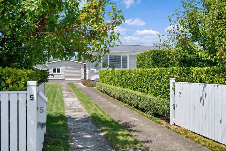 Photo of property in 5 Wallace Road, Mangere Bridge, Auckland, 2022