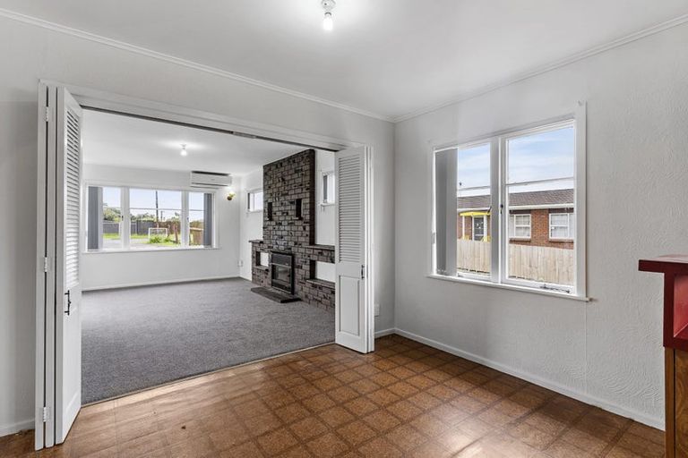 Photo of property in 47 Royal View Road, Te Atatu South, Auckland, 0610