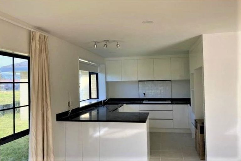 Photo of property in 2 Cyclamen Road, Mangere, Auckland, 2022