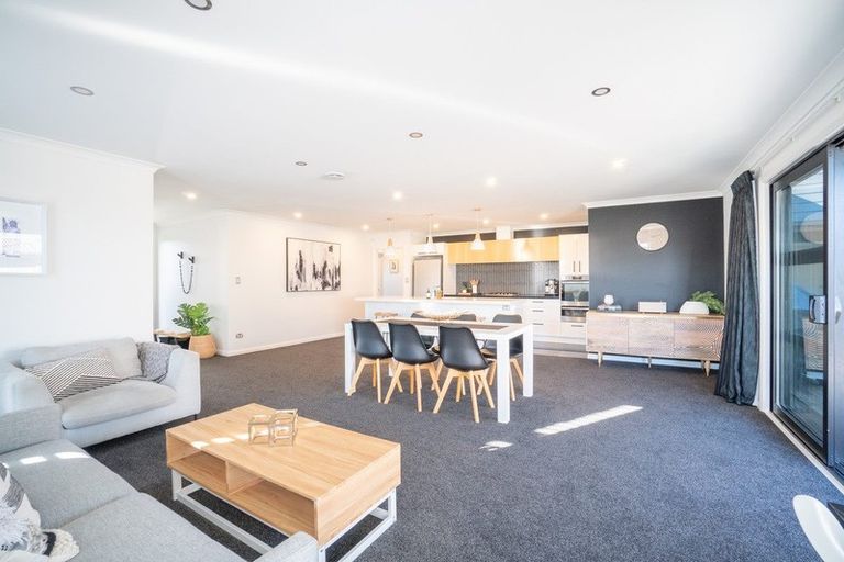 Photo of property in 3 Stratford Court, Fitzherbert, Palmerston North, 4410