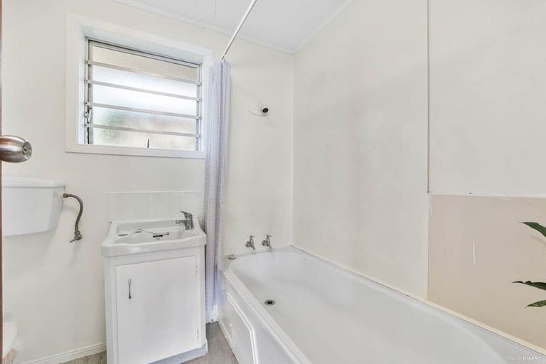 Photo of property in 2/15 Lavas Place, Mount Wellington, Auckland, 1060