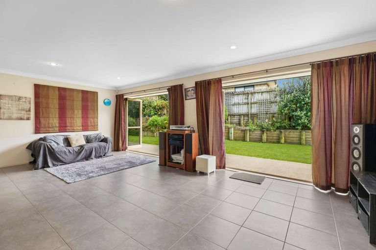Photo of property in 5 Ernest Shackleton Place, Waiuku, 2123