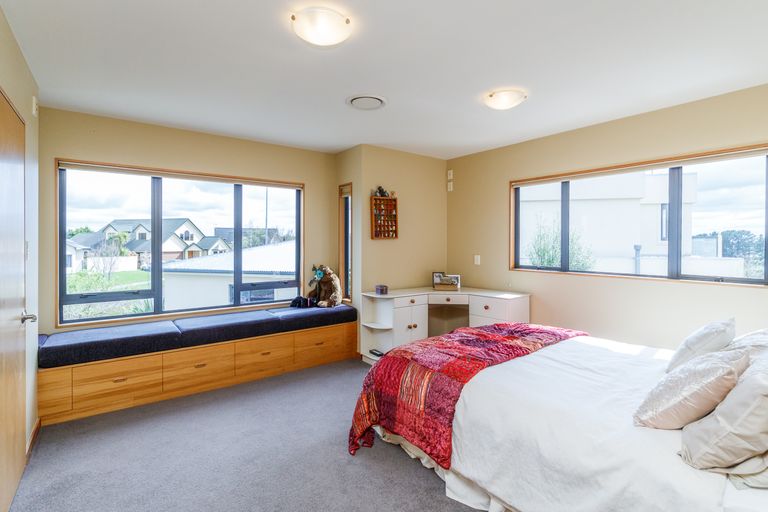 Photo of property in 33 Ruapehu Drive, Fitzherbert, Palmerston North, 4410