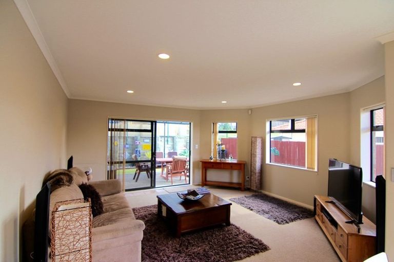 Photo of property in 38 Chesterfield Way, Orewa, 0931