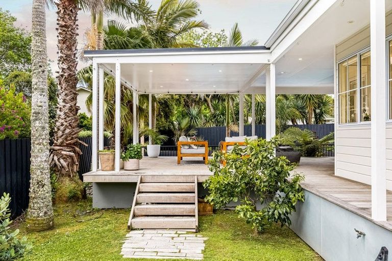 Photo of property in 27 Almond Grove, Greenhithe, Auckland, 0632