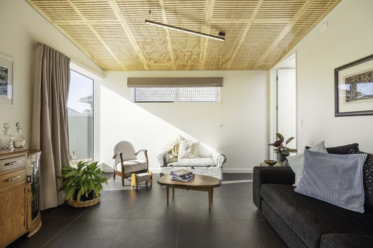 Photo of property in 124 Bowhill Road, New Brighton, Christchurch, 8083