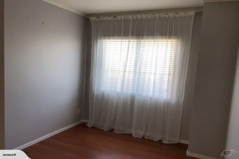 Photo of property in 4/520 Don Buck Road, Westgate, Auckland, 0614