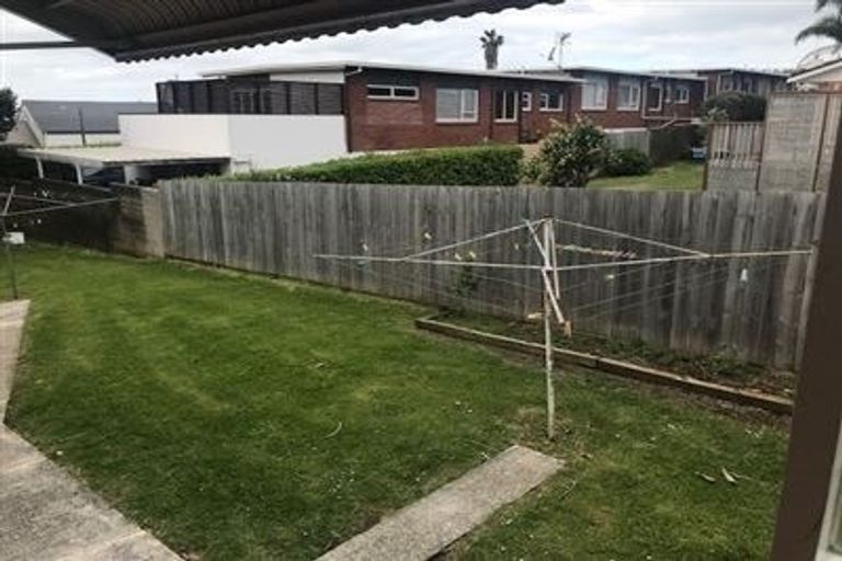 Photo of property in 2/18a Fenwick Avenue, Milford, Auckland, 0620