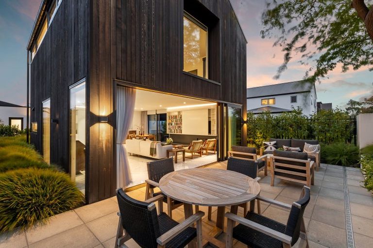 Photo of property in 74 Merivale Lane, Merivale, Christchurch, 8014