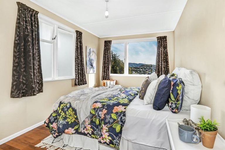 Photo of property in 16 Sasanof View, Ascot Park, Porirua, 5024