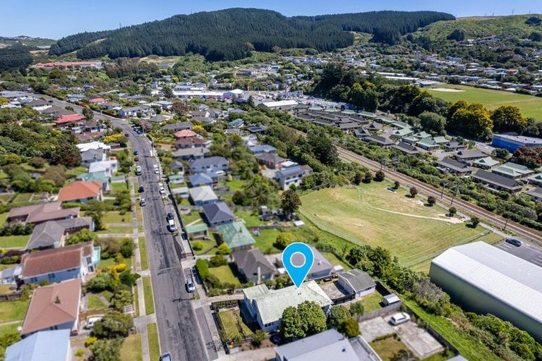 Photo of property in 42 Taylor Terrace, Tawa, Wellington, 5028