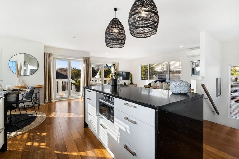 Photo of property in 2/10 Webb Place, Forrest Hill, Auckland, 0620