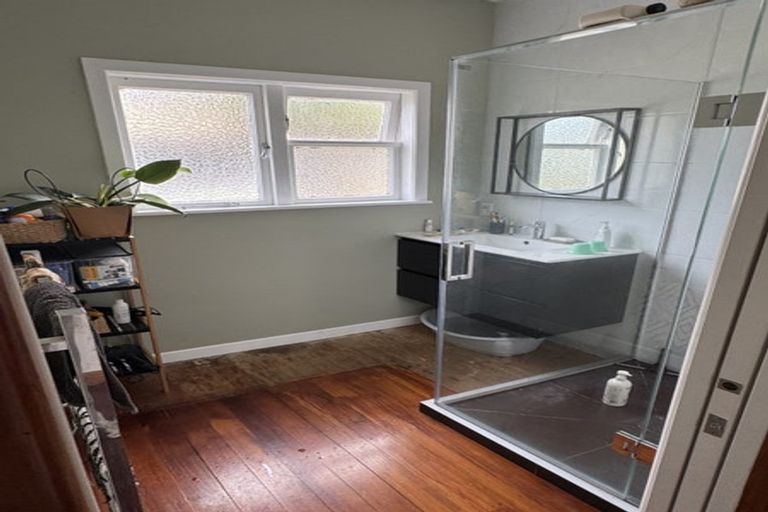 Photo of property in 1/2 Riverview Road, New Lynn, Auckland, 0600