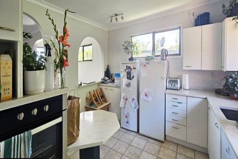 Photo of property in 24 Domain Crescent, Muriwai, Waimauku, 0881