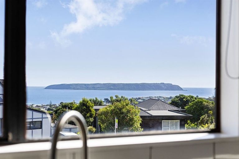 Photo of property in 106 Gloaming Hill, Titahi Bay, Porirua, 5022
