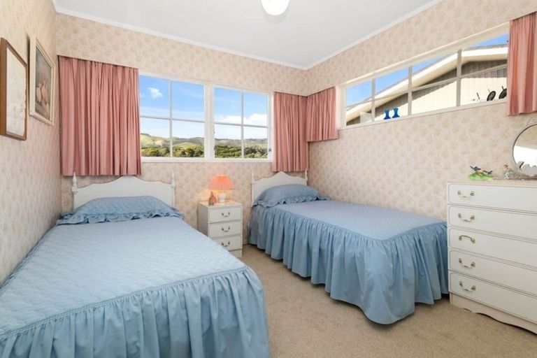 Photo of property in 11 Mckeefry Grove, Tawa, Wellington, 5028