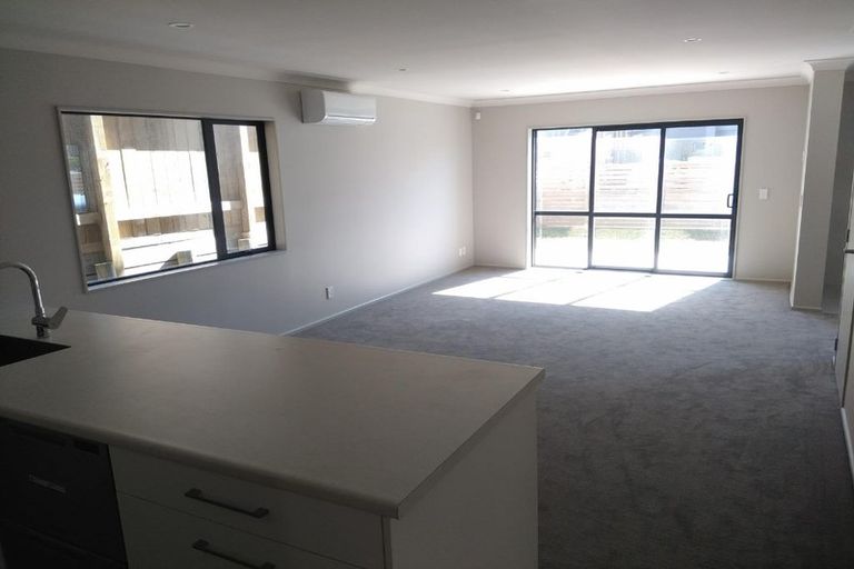 Photo of property in 3 Brindle Way, Newlands, Wellington, 6037