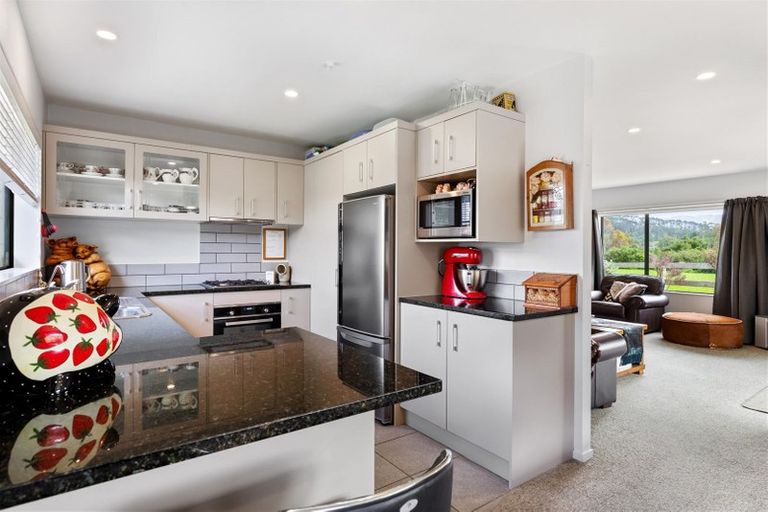 Photo of property in 68 South Kensington Way, Henderson, Auckland, 0612