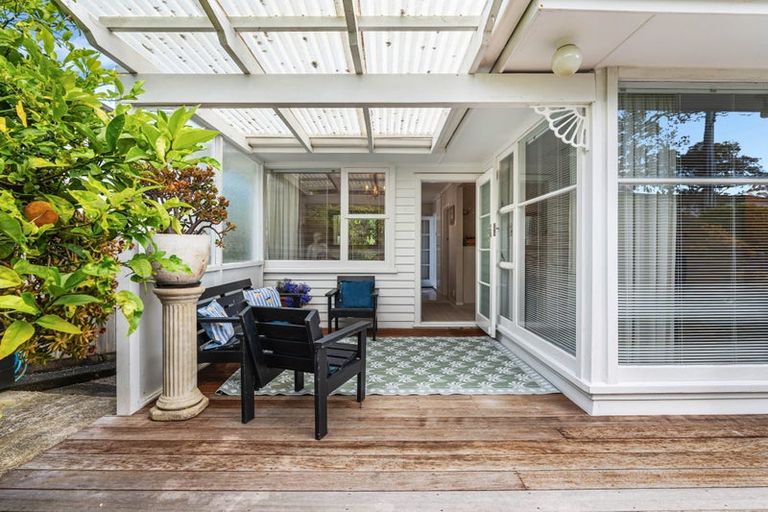 Photo of property in 18 Selwyn Crescent, Forrest Hill, Auckland, 0620