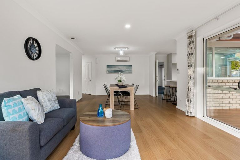 Photo of property in 16 Semillon Avenue, Henderson, Auckland, 0612