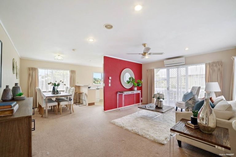 Photo of property in 2/239 Edmonton Road, Te Atatu South, Auckland, 0610