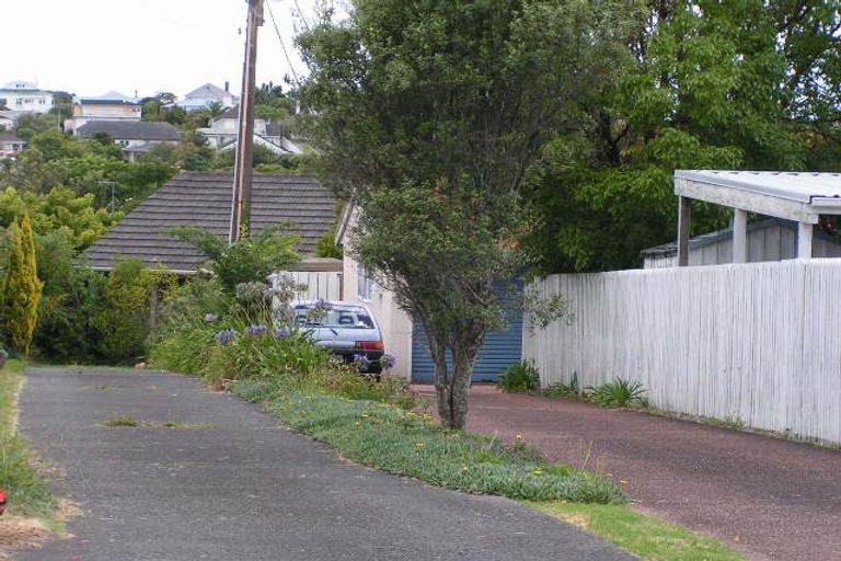 Photo of property in 2/11 Eversleigh Road, Belmont, Auckland, 0622